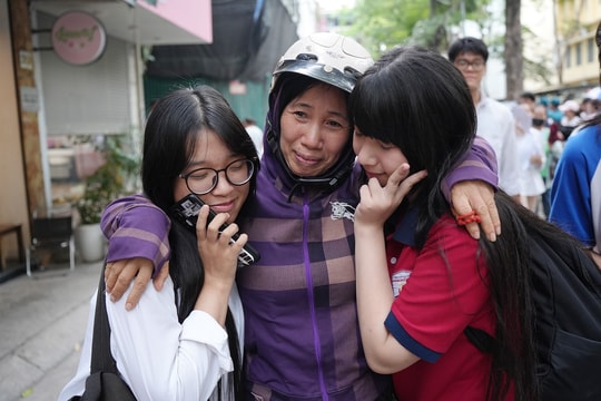 Sau kỳ thi tốt nghiệp THPT năm 2026: Phụ huynh nghẹn ngào, sĩ tử hào hứng lên lịch "xả hơi"