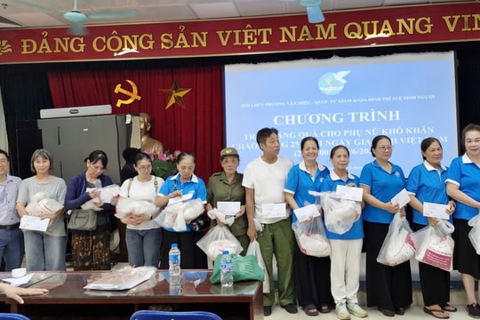 Trao 30 suất quà cho phụ nữ khó khăn trên địa bàn phường Văn Miếu - Quốc Tử Giám