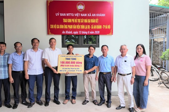 Xã An Khánh trao kinh phí hỗ trợ xây dựng nhà đại đoàn kết