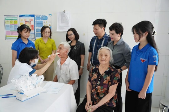 Người có công ở Đan Phượng được khám sức khỏe, tặng quà miễn phí