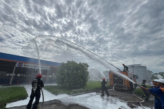 Thực tập phương án chữa cháy tại kho xăng dầu ở Hà Nội