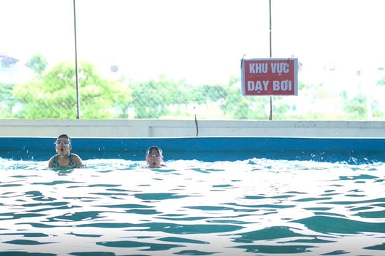 Xã Chương Dương mở lớp dạy bơi miễn phí cho trẻ em khó khăn