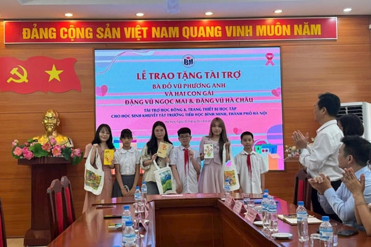 Trao tặng học bổng và trang thiết bị học tập cho học sinh khuyết tật
