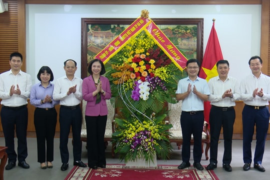 Phó Chủ tịch UBND thành phố Hà Nội Vũ Thu Hà chúc mừng các cơ quan báo chí nhân kỷ niệm 101 năm Ngày Báo chí Cách mạng Việt Nam