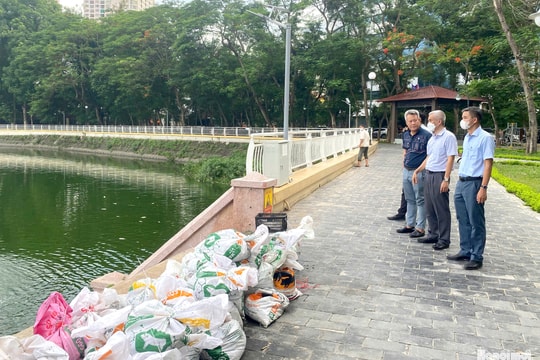 Tổng lực "giải cứu" hồ điều hòa công viên Nghĩa Đô trước tình trạng cá chết hàng loạt
