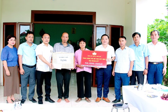 Xã Phúc Sơn: Trao kinh phí hỗ trợ xây nhà Đại đoàn kết