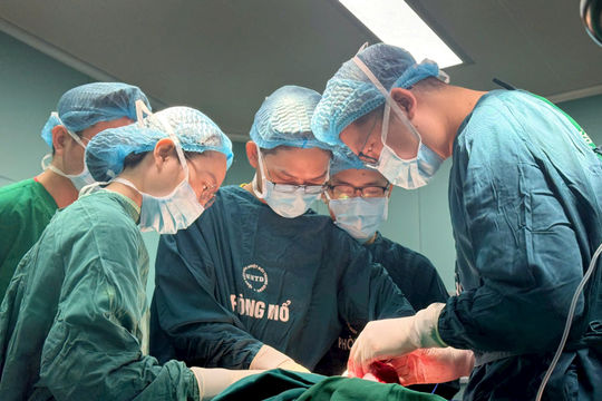 Mang khối u khổng lồ như “mai rùa” suốt 7 năm, bé trai lần đầu đứng thẳng