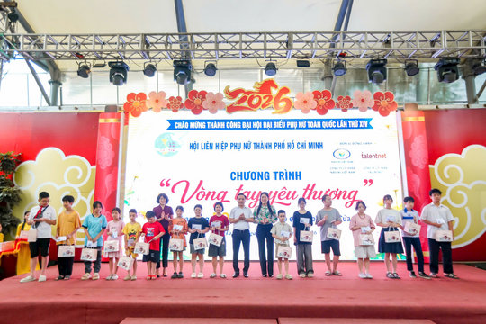Trao quà cho 50 trẻ em có hoàn cảnh khó khăn của phường Cửa Nam