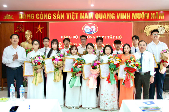 Phường Phú Thượng: Kết nạp 13 đảng viên mới, tiếp thêm nguồn sinh lực trẻ cho Đảng