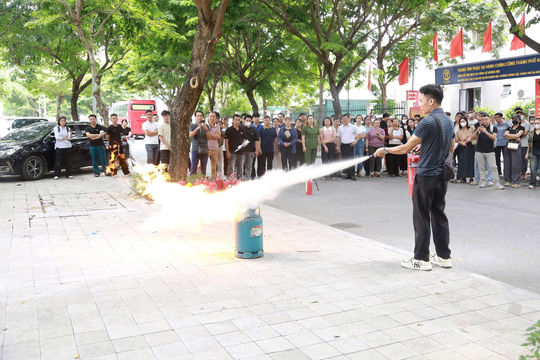 Phường Dương Nội: Hơn 300 chủ cơ sở, hộ kinh doanh được trang bị kỹ năng PCCC và CNCH