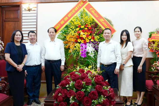 Trưởng ban Tuyên giáo và Dân vận Thành ủy Hà Nội thăm, chúc mừng các cơ quan báo chí
