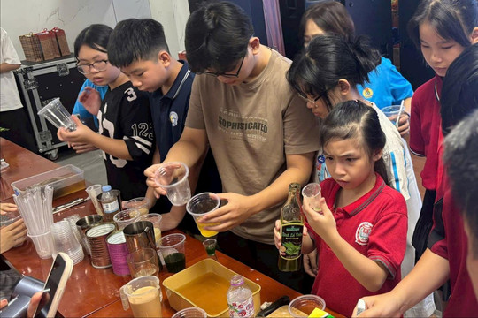 Công đoàn phường Đống Đa tặng quà và trang bị kỹ năng hè cho con của đoàn viên