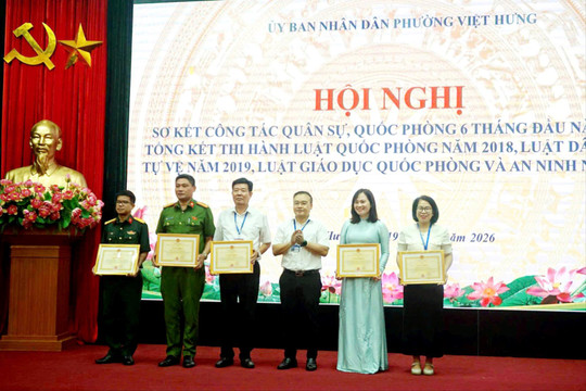 Phường Việt Hưng khen thưởng 18 tập thể, cá nhân tiêu biểu trong công tác quân sự, quốc phòng