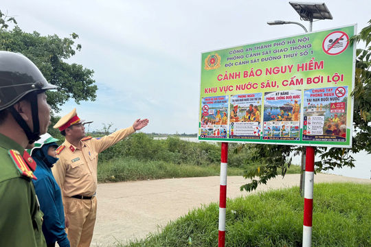 Hà Nội: Cắm biển cảnh báo, phòng ngừa đuối nước tại các điểm ven sông