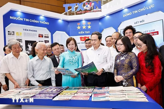 Chủ tịch Quốc hội Trần Thanh Mẫn thăm gian trưng bày tại Hội báo toàn quốc năm 2026