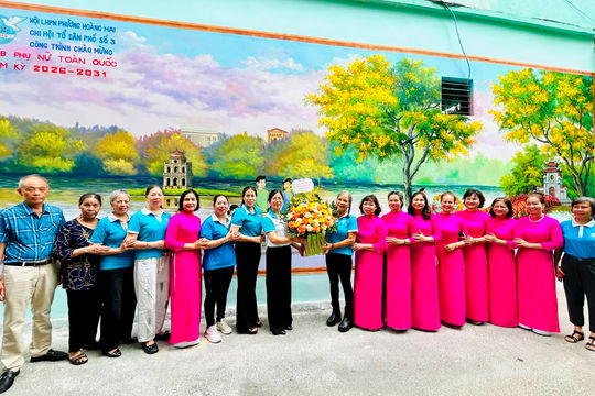 Phụ nữ Hoàng Mai mang không gian Hồ Gươm tô điểm ngõ phố Trương Định