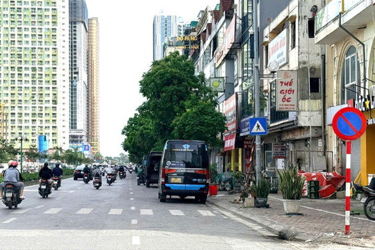 Bến cóc “náo loạn” đường Vũ Trọng Khánh