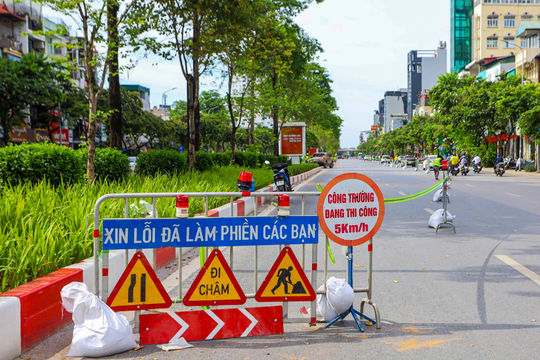 Hà Nội: Rào chắn đường Văn Cao phục vụ thi công tuyến metro số 5