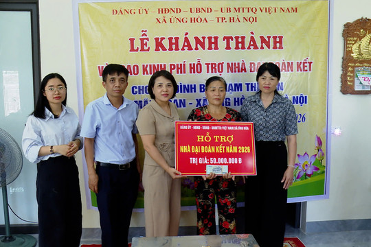 Ứng Hòa trao kinh phí hỗ trợ xây, sửa nhà cho hộ khó khăn