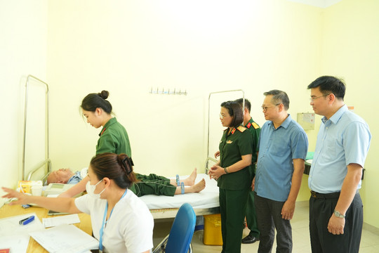 Xã Gia Lâm tổ chức khám bệnh, tặng quà tri ân người có công