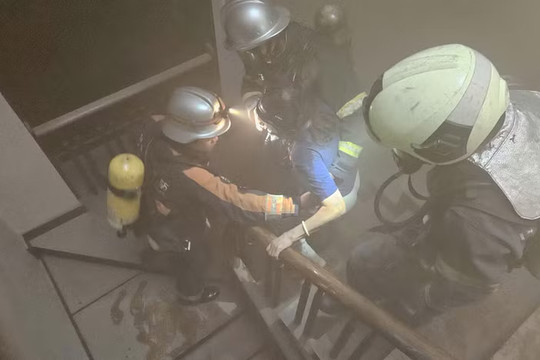 Kịp thời cứu cụ bà 70 tuổi ra khỏi đám cháy