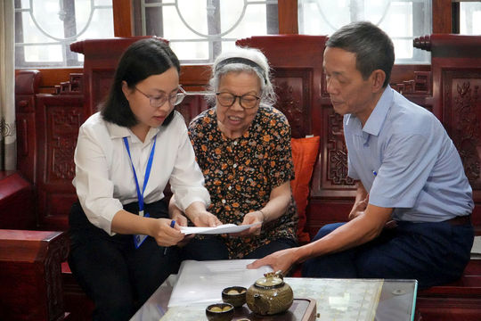 Phường Định Công: Chủ động đến từng nhà dân hỗ trợ giải quyết thủ tục hành chính