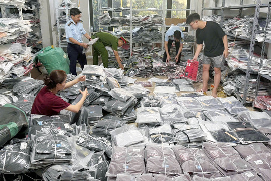 Hà Nội phát hiện 2.575 sản phẩm thời trang giả mạo nhãn hiệu nổi tiếng