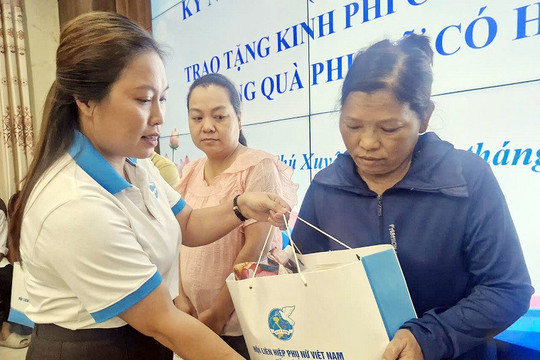 Trao tặng 10 suất quà cho hội viên phụ nữ xã Phú Xuyên có hoàn cảnh khó khăn