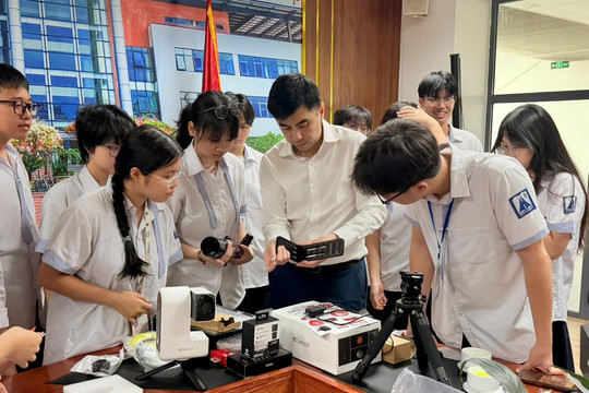 Chuyên gia công nghệ hàng đầu thế giới hướng dẫn học sinh câu lạc bộ Amstronomer sử dụng kính thiên văn điện tử