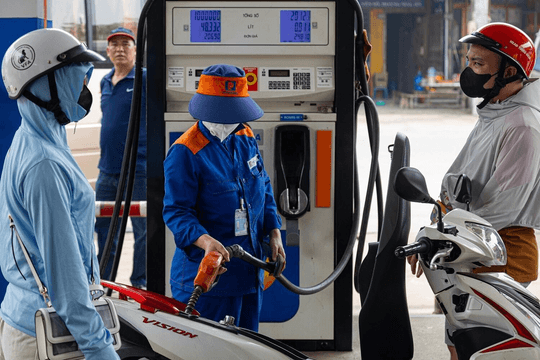 Giá xăng E10RON95-III giảm 837 đồng/lít từ chiều nay