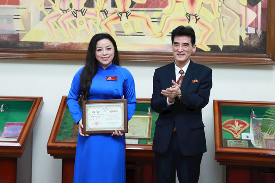 NSƯT Tố Nga giành Cúp Vàng tại Liên hoan Nghệ thuật ở Triều Tiên