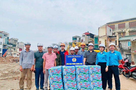 Công đoàn phường Khương Đình tiếp sức công nhân thi công dự án Vành đai 2,5