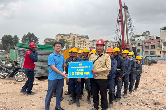 Chủ tịch Liên đoàn Lao động TP Hà Nội tặng nước uống động viên công nhân trên công trường cầu Trần Hưng Đạo