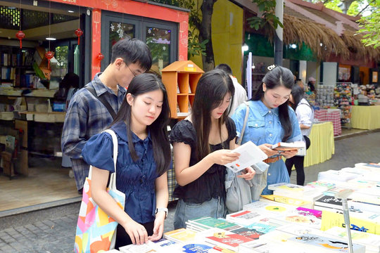 Dòng sách khoa học hiện đại: Đồng hành cùng người trẻ làm chủ tương lai