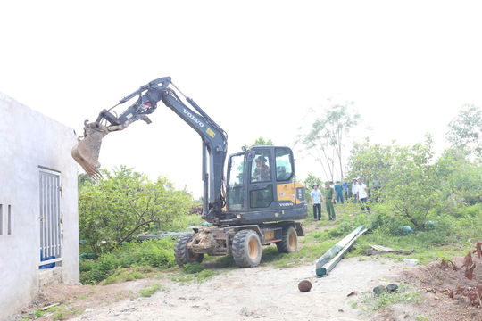 Từ vận động đến tự giác tháo dỡ công trình vi phạm ở xã Bất Bạt