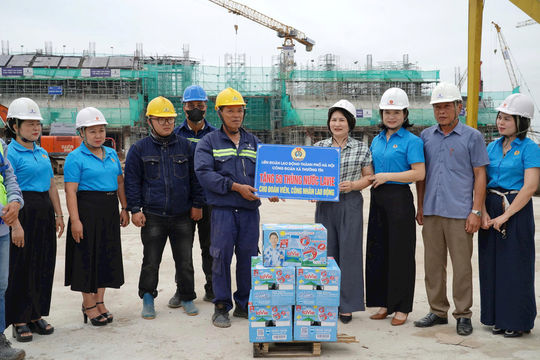 Lãnh đạo xã Thường Tín động viên công nhân thi công dự án trọng điểm