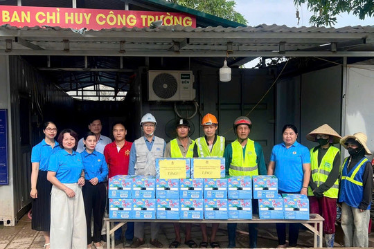 Công đoàn phường Từ Liêm tiếp sức công nhân thi công dự án hồ điều hòa Phú Đô