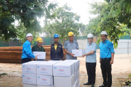 Lãnh đạo phường Đông Ngạc kiểm tra công trình trọng điểm, tiếp sức cho người lao động