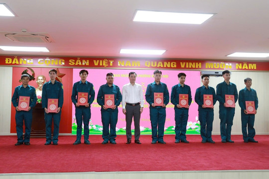 Phường Dương Nội công bố Quyết định thành lập và ra mắt Tiểu đội Dân quân thường trực