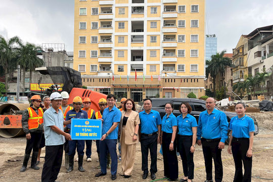 Chủ tịch Liên đoàn Lao động thành phố Hà Nội trao nước tiếp sức công nhân trên các công trình trọng điểm