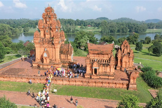 Rộn ràng trải nghiệm văn hóa dân gian truyền thống tại Hà Nội
