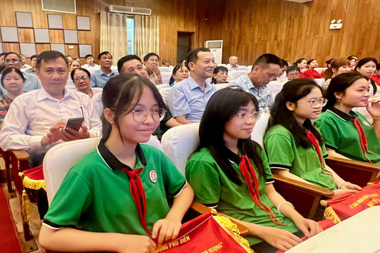 Phường Phú Diễn tuyên dương 51 gia đình văn hóa tiêu biểu và trao giải các cuộc thi về gia đình