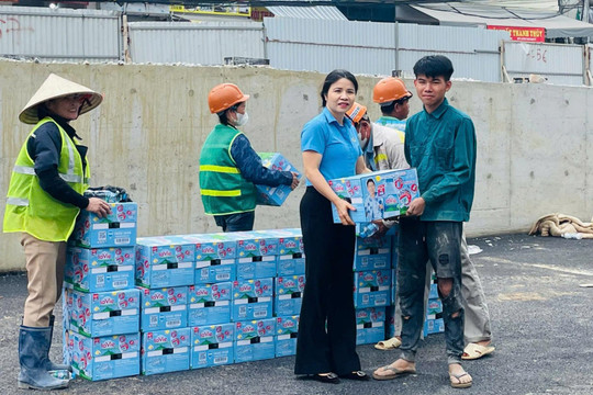 Công đoàn phường Giảng Võ tiếp sức công nhân thi công dự án Vành đai 1