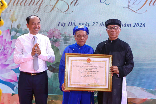 Phường Tây Hồ đón nhận Bằng công nhận làng nghề và nghề truyền thống ướp trà sen