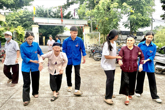 Xã Liên Minh tổ chức khám sức khỏe, tặng quà người có công