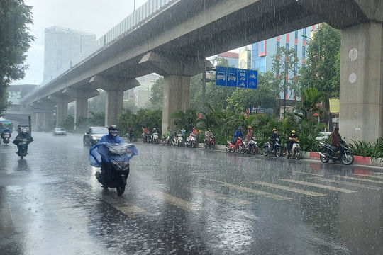 Hà Nội tiếp tục mưa dông về đêm và sáng