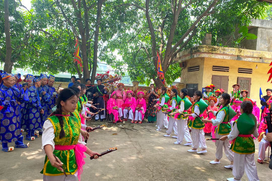 Sôi nổi Lễ hội tại ngôi đình cổ bên bờ sông Hồng