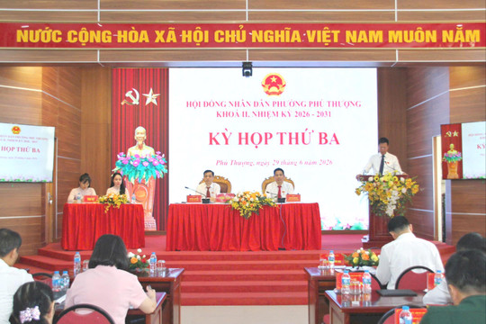Kỳ họp thứ ba HĐND phường Phú Thượng: Chất vấn thẳng, cam kết rõ