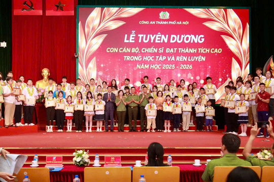 Công an Hà Nội tuyên dương con cán bộ, chiến sĩ đạt thành tích cao trong học tập