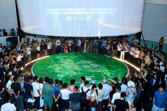 Ngày đầu mở cửa, triển lãm Quy hoạch tổng thể Thủ đô Hà Nội tầm nhìn 100 năm hút khách